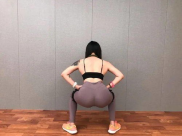 比基尼小姐姐弹钢琴,小姐姐弹奏钢琴的优雅瞬间